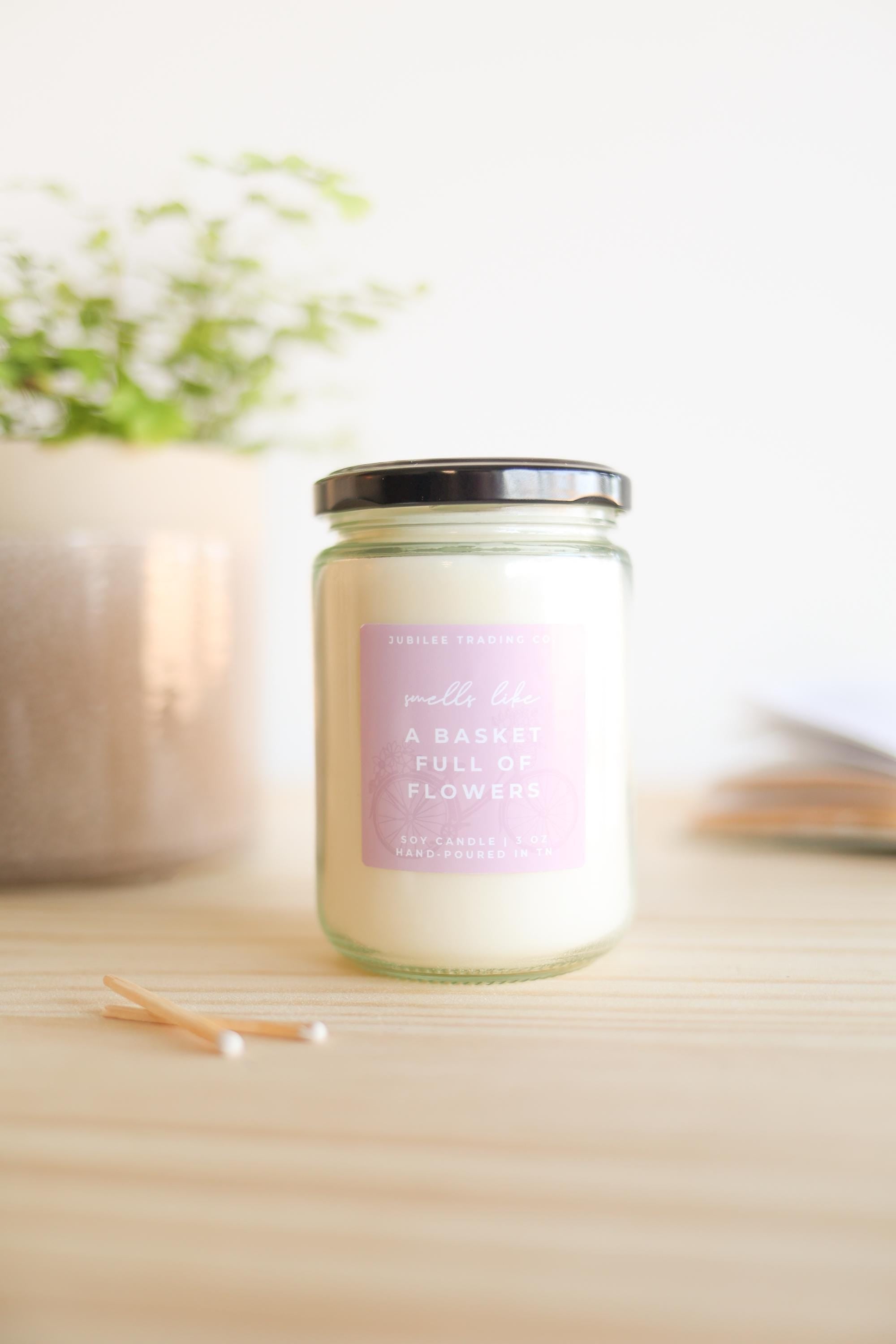 A Basket Full of Flowers Candle | floral | blossom | nature scent | soy wax | natural fragrance | hand-poured | bright | refreshing candle