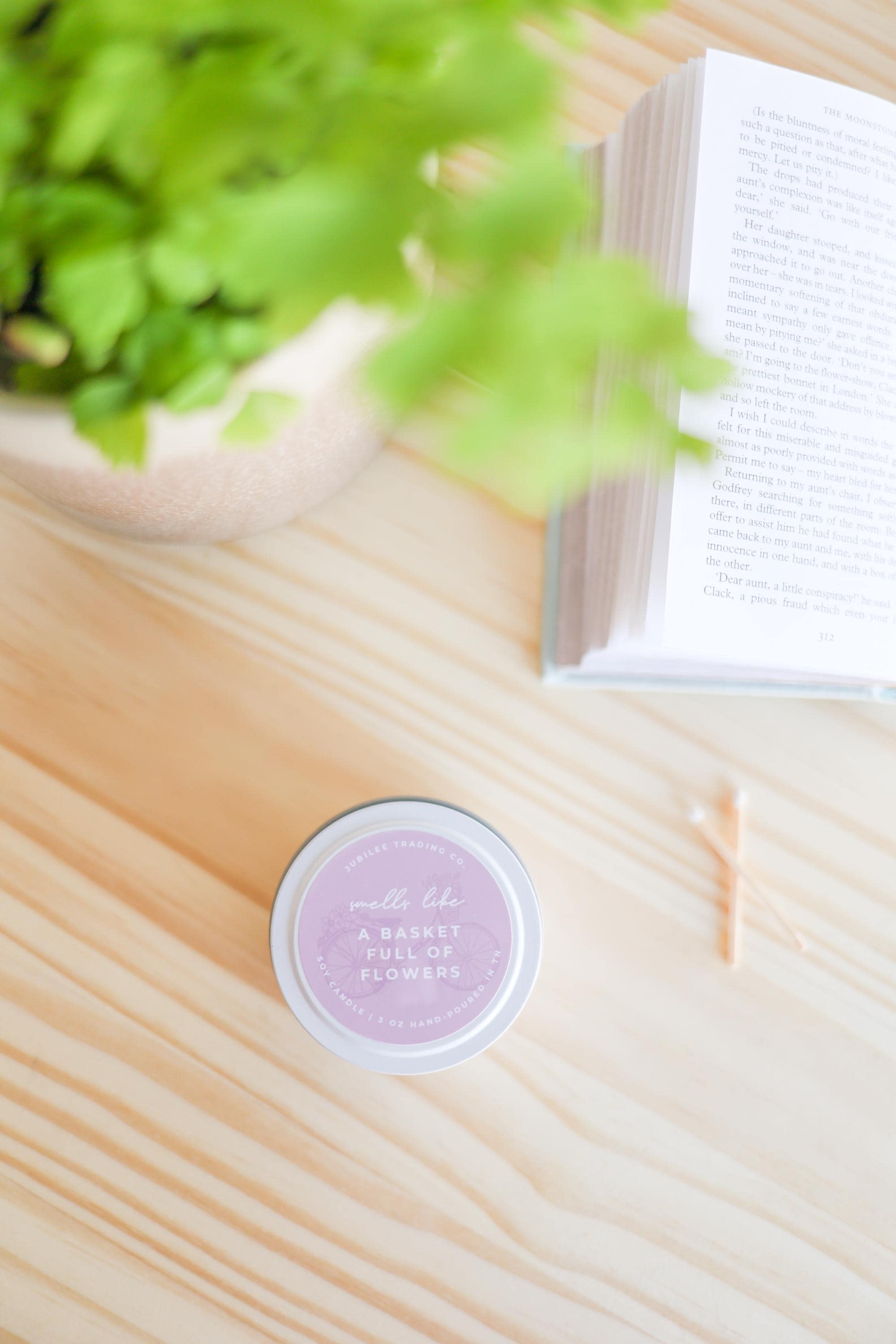 A Basket Full of Flowers Candle | floral | blossom | nature scent | soy wax | natural fragrance | hand-poured | bright | refreshing candle